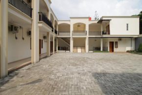 Отель RedDoorz Syariah near Mercu Buana University  Джакарта